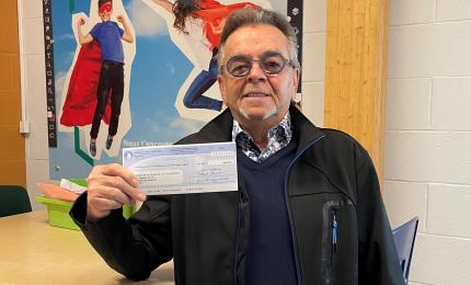 Richard Himbeault remet à la MDJ 12-17 un chèque de 800 $ au nom de la Fondation-Laure-Gaudreault